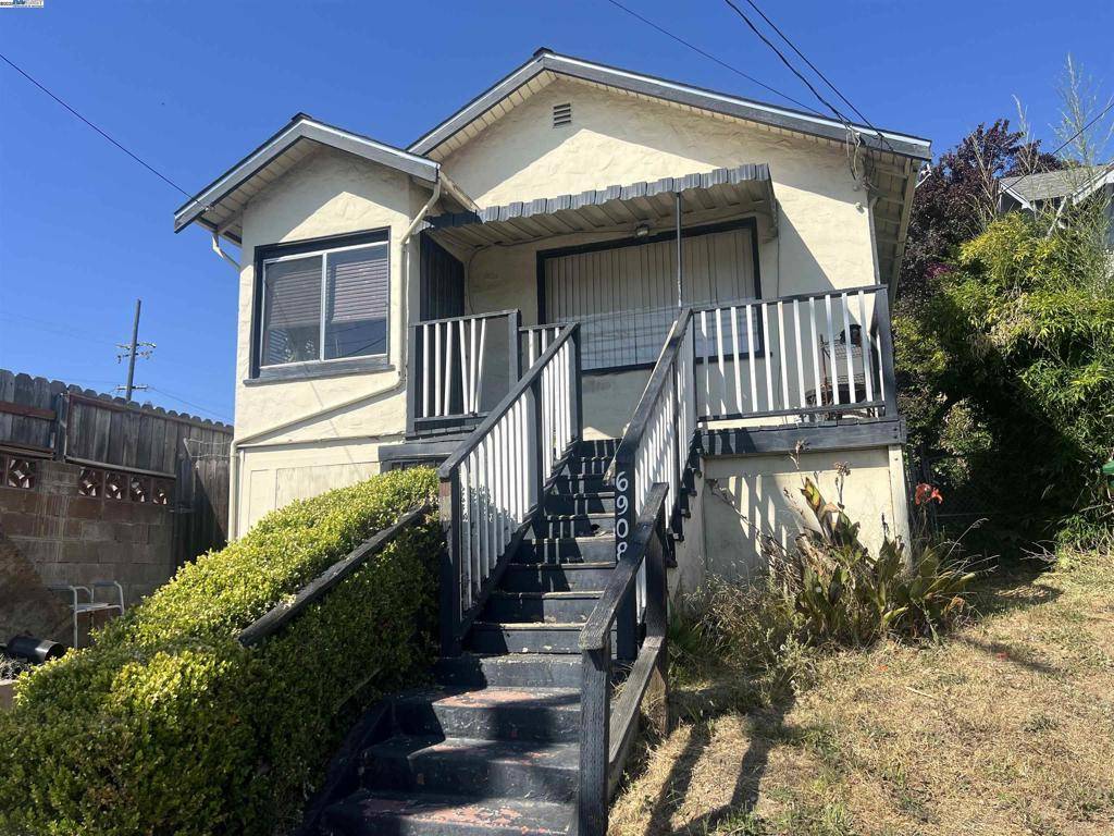 6908 Macarthur Blvd, Oakland, CA 94605