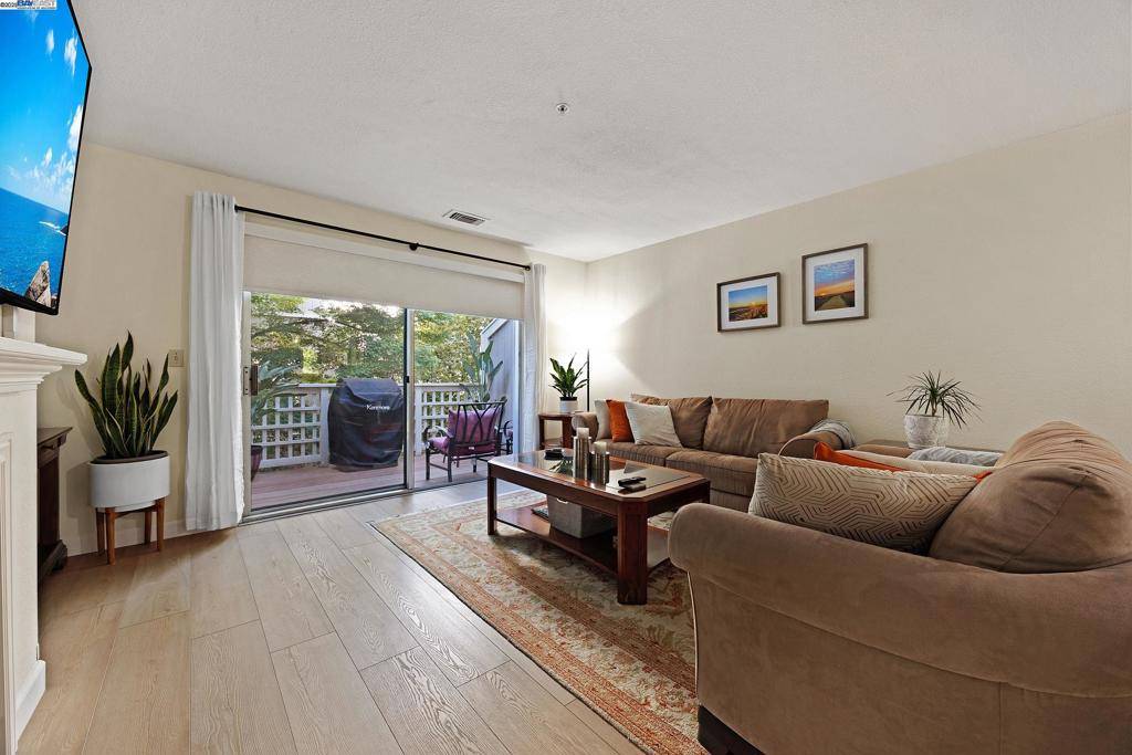 Walnut Creek, CA 94597,2719 Oak Rd #J