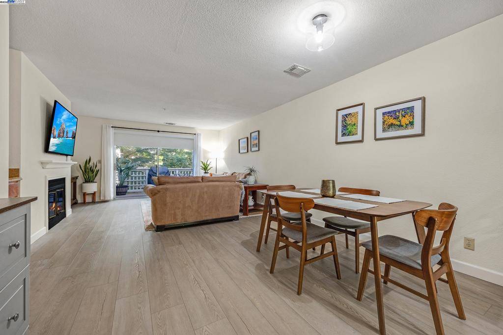 Walnut Creek, CA 94597,2719 Oak Rd #J