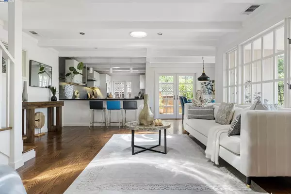 12 South Trl,  Orinda,  CA 94563