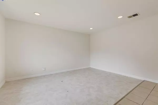 Antioch, CA 94509,2404 Lemontree #1