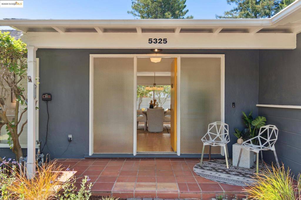 Oakland, CA 94618,5325 Harbord Dr