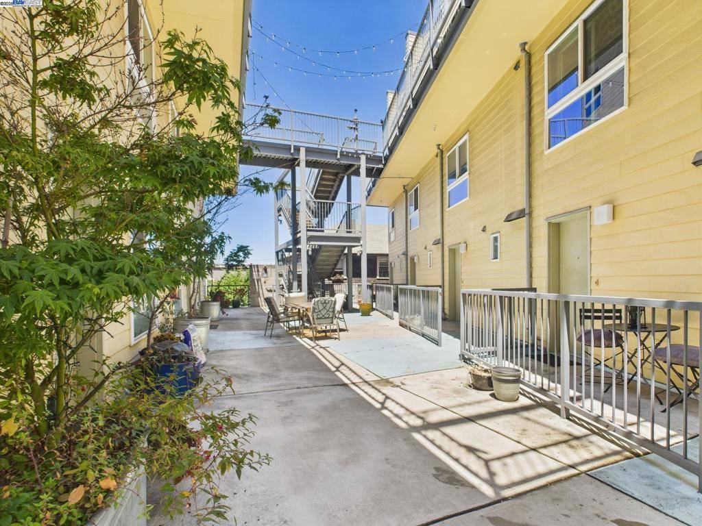 Oakland, CA 94609,485 W Macarthur Blvd #201