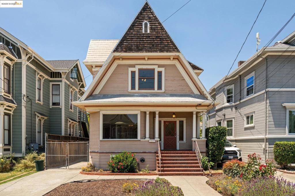 1247 Regent St, Alameda, CA 94501