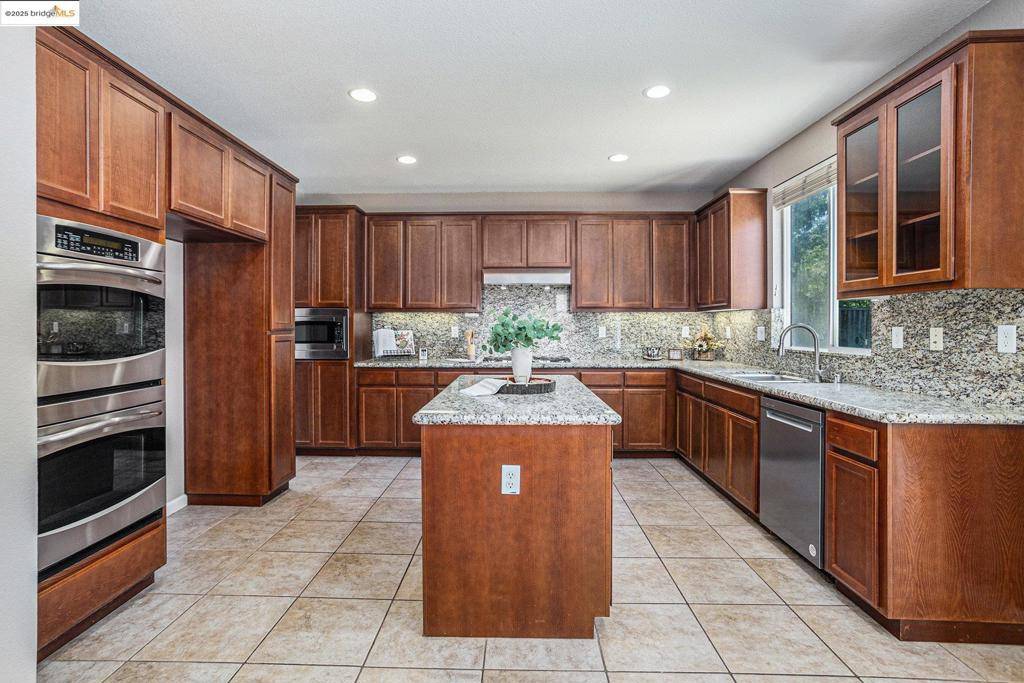 233 Hearthstone Cir, Oakley, CA 94561