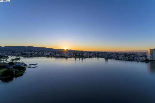 Oakland, CA 94612,1 Lakeside Dr #1806