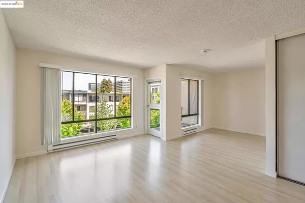 Emeryville, CA 94608,9 Commodore Drive #402