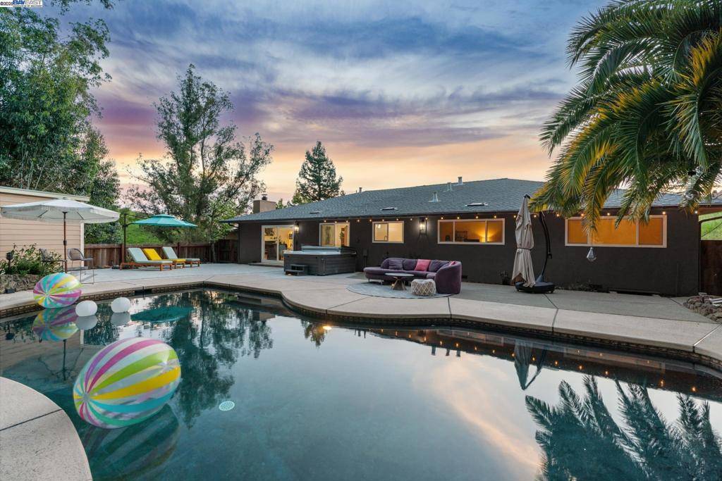 Oakland, CA 94605,441 FOX HILLS COURT