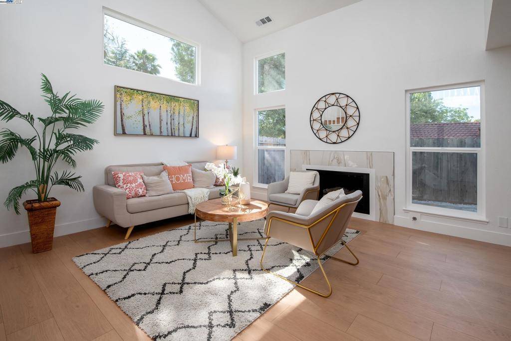 Walnut Creek, CA 94597,498 Via Royal
