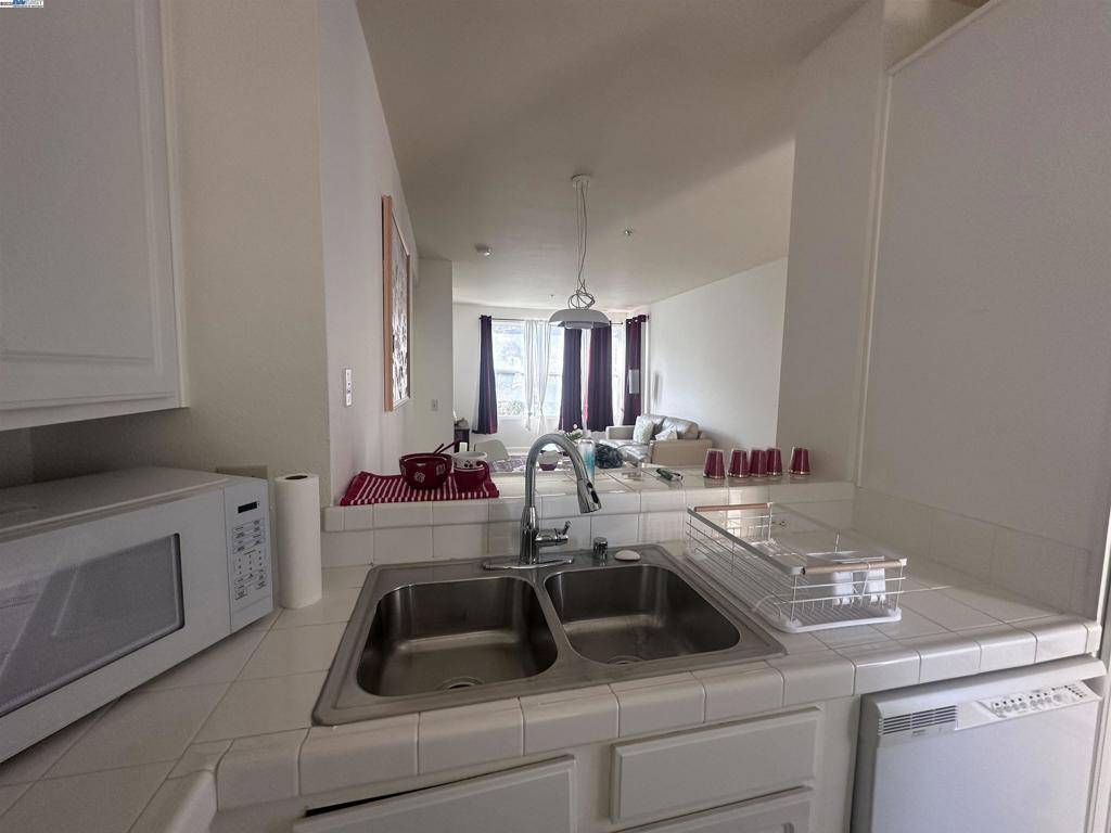 San Francisco, CA 94134,1 Crescent Way #1402