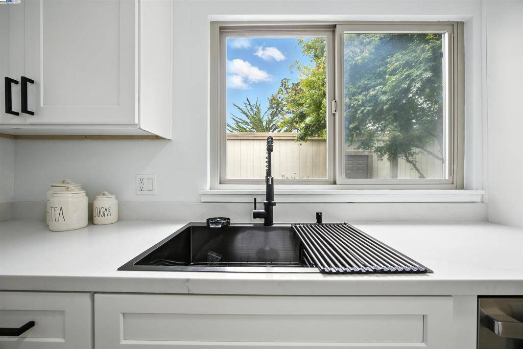 Alameda, CA 94502,3200 Fiji Ln
