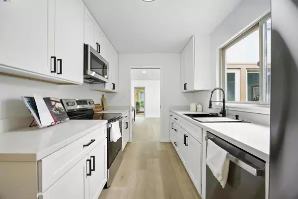 Alameda, CA 94502,3200 Fiji Ln