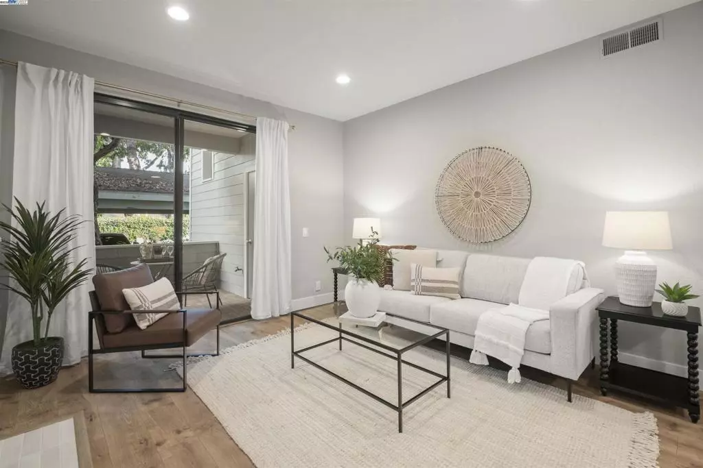 Fremont, CA 94536,36992 Meadowbrook Cmn #102