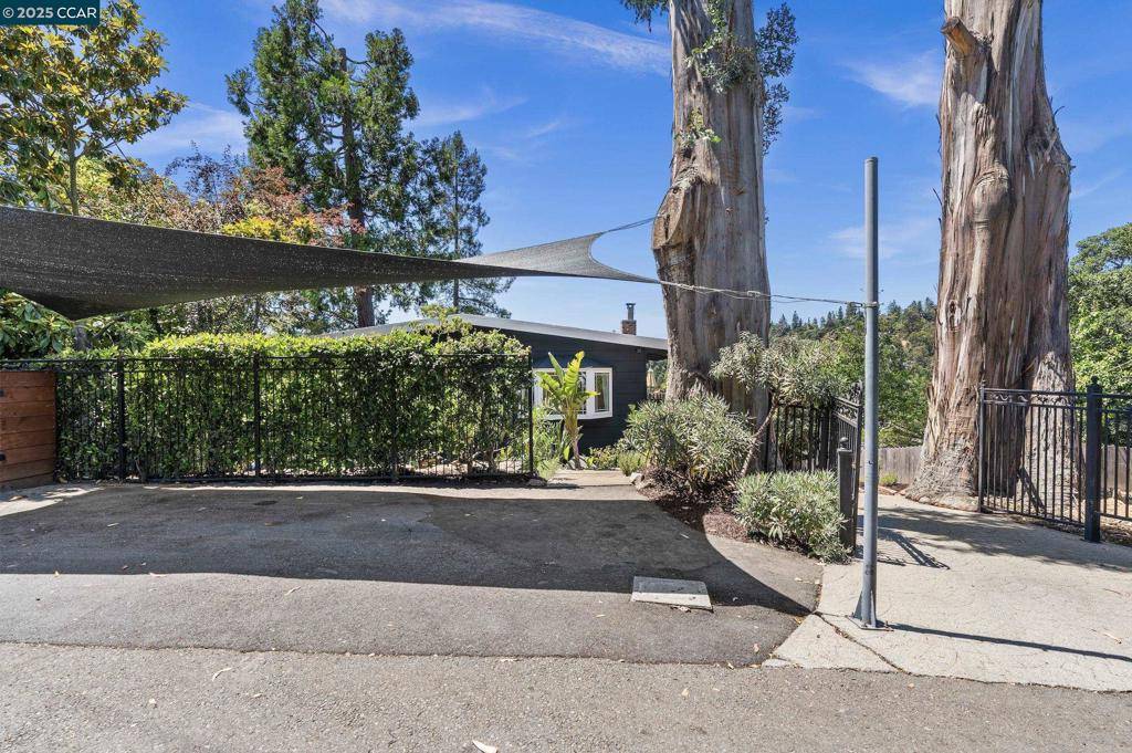 Oakland, CA 94611-2227,5915 ALHAMBRA AVE