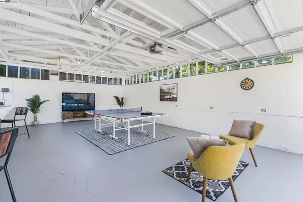 Oakland, CA 94602,3914 Laguna Ave