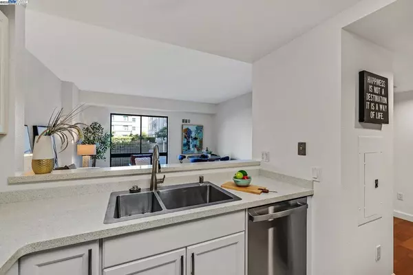 Oakland, CA 94607,988 Franklin St #312