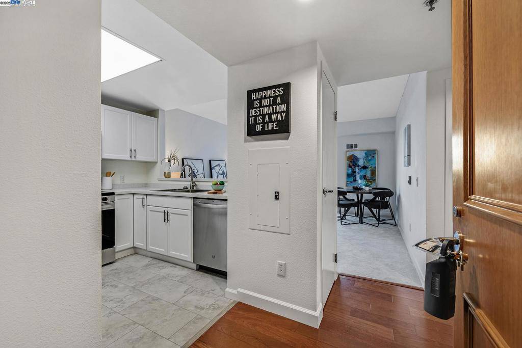 Oakland, CA 94607,988 Franklin St #312