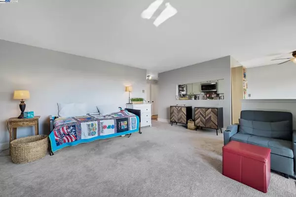 Hayward, CA 94546,21083 Gary Dr #211