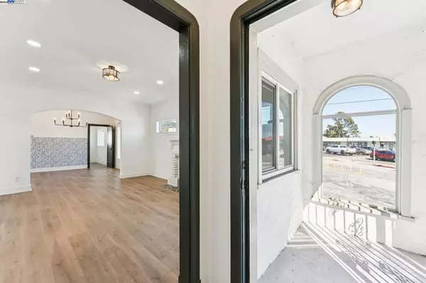 Oakland, CA 94602-3228,2734 Macarthur Blvd