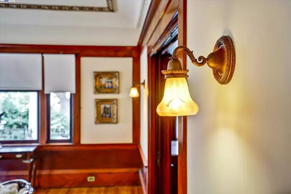 Alameda, CA 94501,2056 Santa Clara Ave