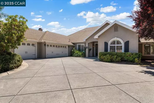 730 Meadowood Dr, Woodland, CA 95695