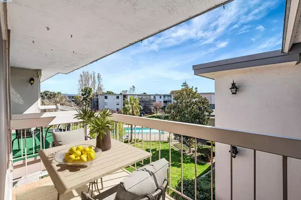 950 Shorepoint Ct #309, Alameda, CA 94501