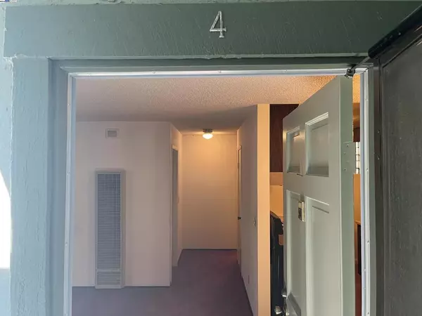 El Sobrante, CA 94803,5278 San Pablo Dam Rd. #4