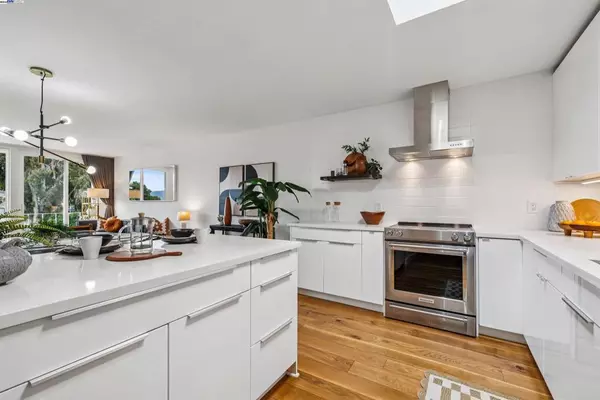 Oakland, CA 94612,1425 Lakeside Dr #303