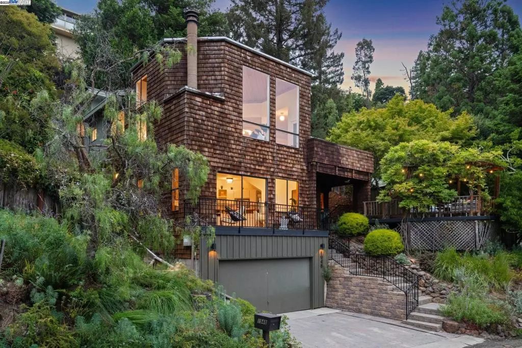 Oakland, CA 94611,1948 MAGELLAN DRIVE