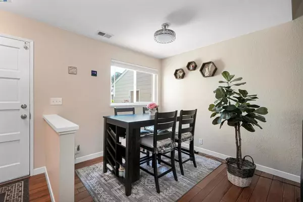 Hayward, CA 94542,2437 Saint Helena Dr ##4