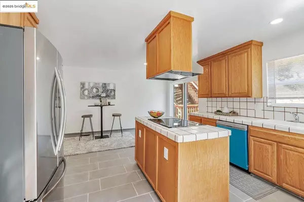 Oakland, CA 94611,6659 Exeter Dr