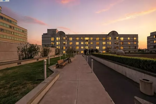 989 Webster #441, Oakland, CA 94607-4222