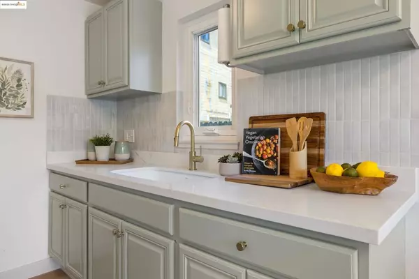 Oakland, CA 94611,3877 Howe St #206