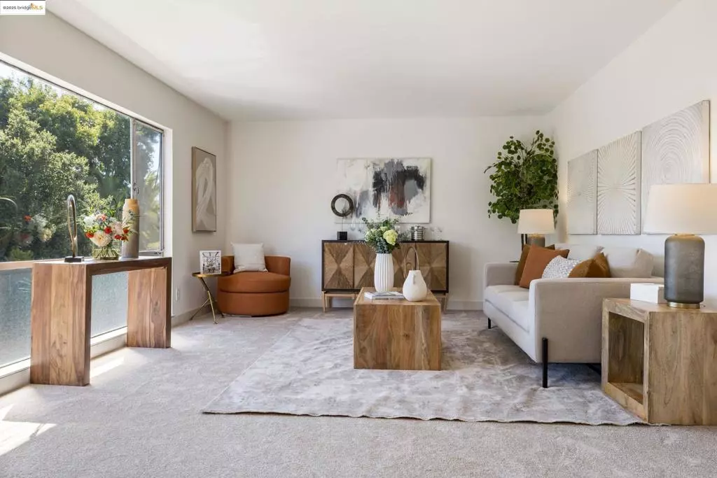 Oakland, CA 94611,3877 Howe St #206