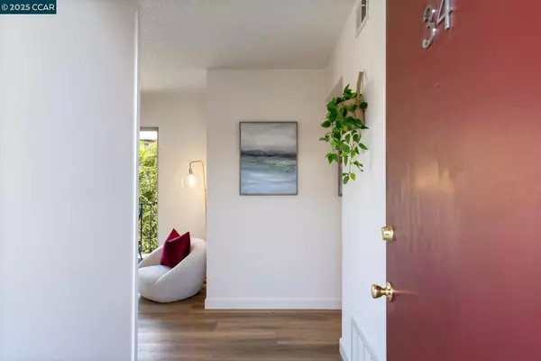 Oakland, CA 94610,10 Moss Ave #34