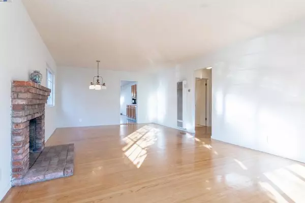 San Leandro, CA 94579,14466 Acacia St