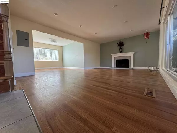 Moraga, CA 94556-1002,8 Juniper Way