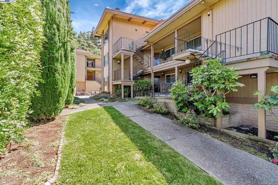 7610 Mountain Blvd #2, Oakland, CA 94605