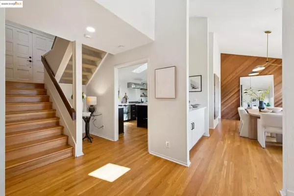 Oakland, CA 94602,4393 Bridgeview Dr