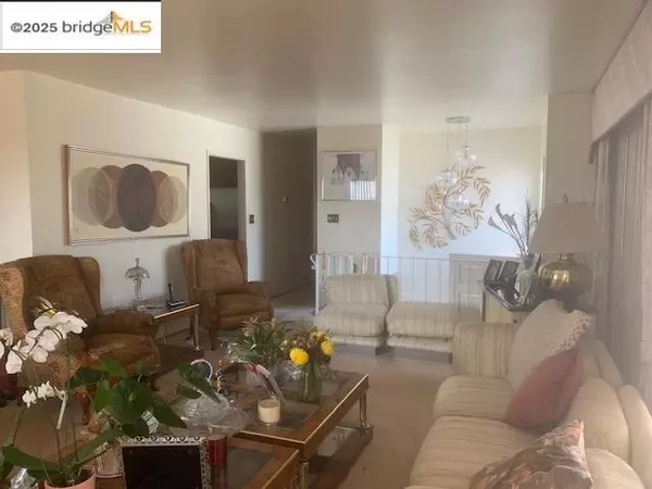 Oakland, CA 94605,25 Woodcliff Ct