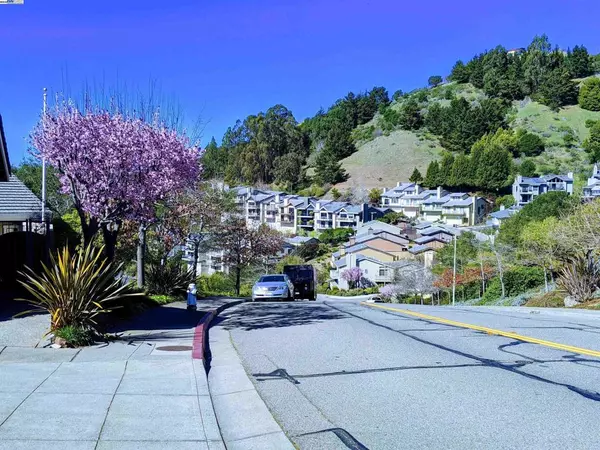 37 Binnacle Hl, Oakland, CA 94618