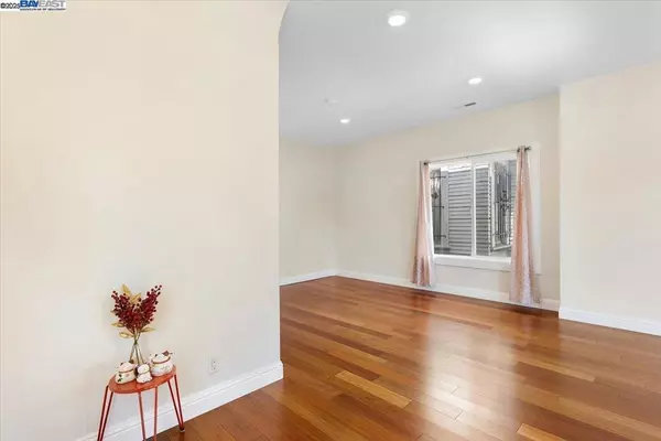 Oakland, CA 94606,1539 International Blvd