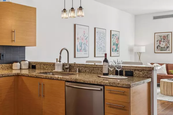 Oakland, CA 94607,222 Broadway #1209