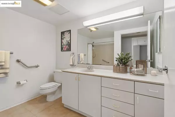 Oakland, CA 94607,988 Franklin #328