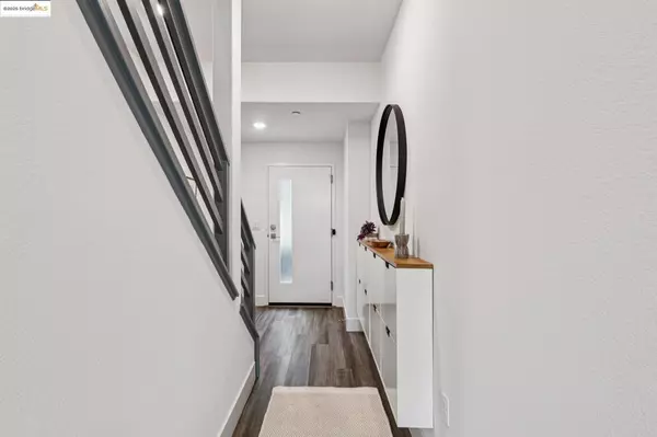 Oakland, CA 94608,985 41St St #140