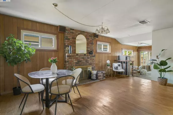 Alameda, CA 94502,1031 Camellia Dr