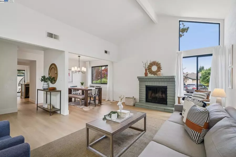 101 Carob Ln, Alameda, CA 94502