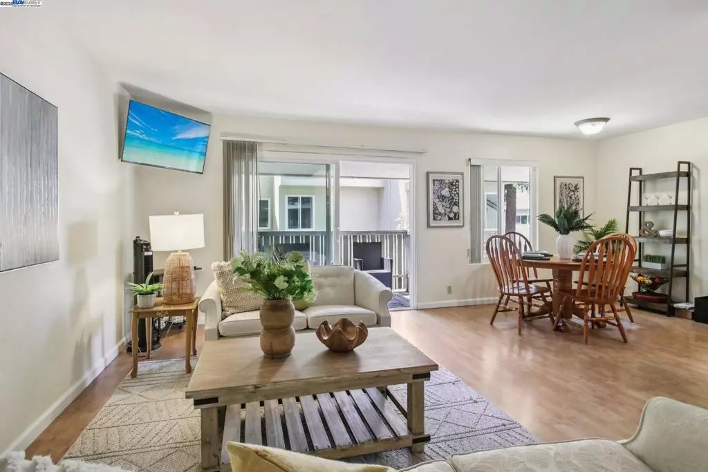 Walnut Creek, CA 94597,2716 Oak Rd #117