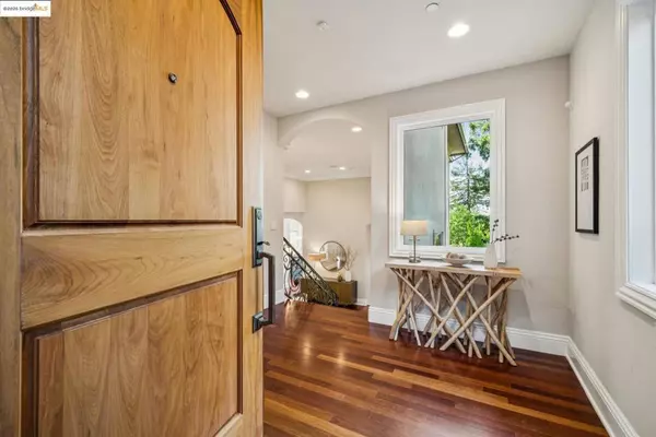 Oakland, CA 94611,9047 Broadway Ter