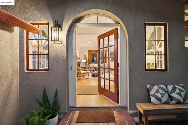 Oakland, CA 94611,1832 Woodhaven Way